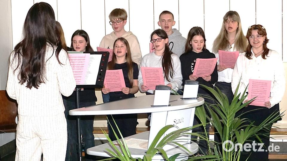 Zahlreiche Schülerinnen und Schüler gestalteten das Programm zur offiziellen Amtseinführung von Rektorin Sabine Rappl. Bild: Mittelschule Mitterteich/Brigitte Pfennig/exb