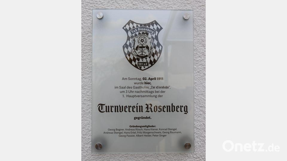 Die Gedenktafel erinnert an den Gründungstag des TuS Rosenberg am 2. April 1911. Bild: mfh