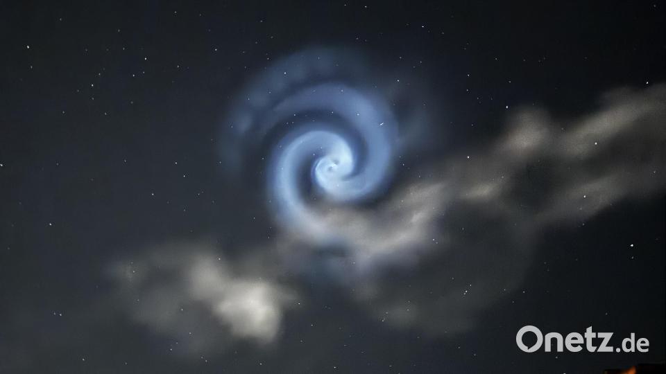Ein mysteriöses blaues Licht erleuchtete am Montagabend den Himmel über der Oberpfalz. Aufgezeichnet wurde dieses Bild in Weiden. Bild: Nadja Hadzic