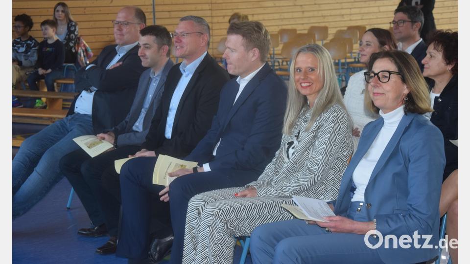 Schulrätin Elisabeth Junkawitsch (rechts) und die neue Rektorin Silke Heinzmann (zweite von rechts) während der Amtseinführung in der Grundschulturnhalle. Bild: fz