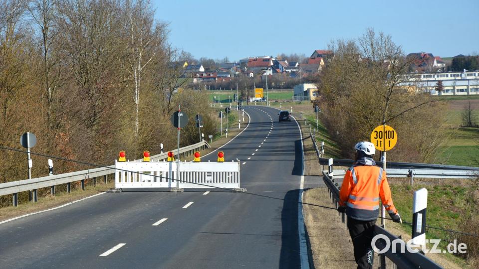 Ein Abschnitt der Staatsstraße 2176 zwischen Konnersreuth (hinten im Bild) und Mitterteich ist derzeit gesperrt. Bild: jr