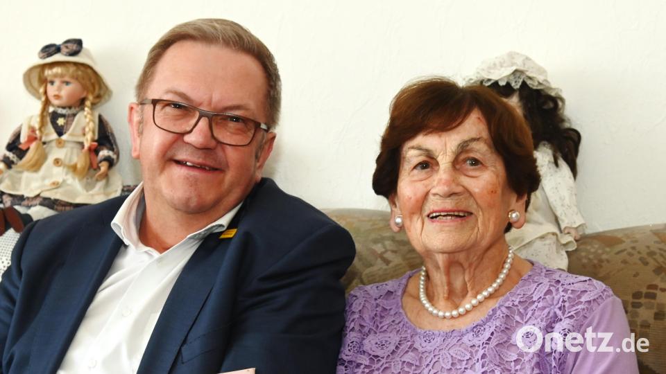 Bürgermeister Martin Preuß gratulierte der lebenslustigen Barbara Popp zum 90. Geburtstag, wüschte weiterhin eine stabile Gesundheit und überreichte einige Euro Amberger Stadtgeld. Bild: gf