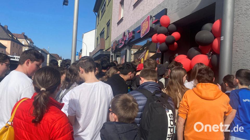 In der Bahnhofstraße steht eine hungrige Schlange. Bild: Christine Strasser
