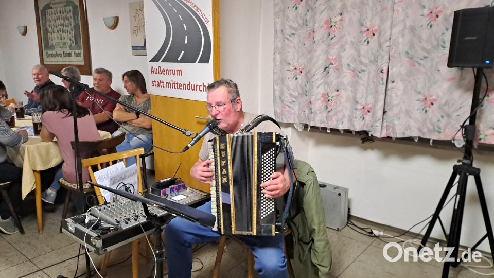 Mike Biller sorgte beim Starkbierfest Mantel für die Musik Bild: clg