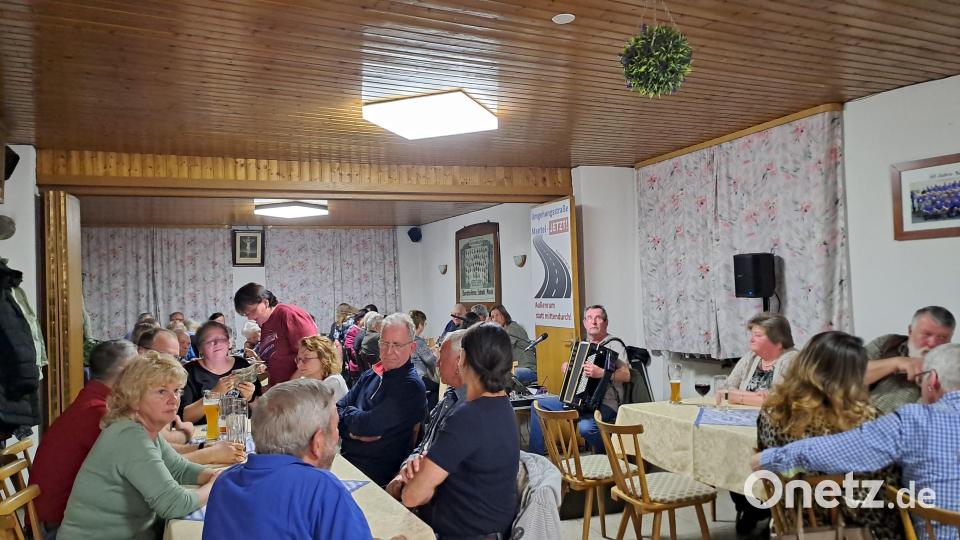 Ausgelassene Stimmung herrschte beim Starkbierfest Mantel. Bild: clg