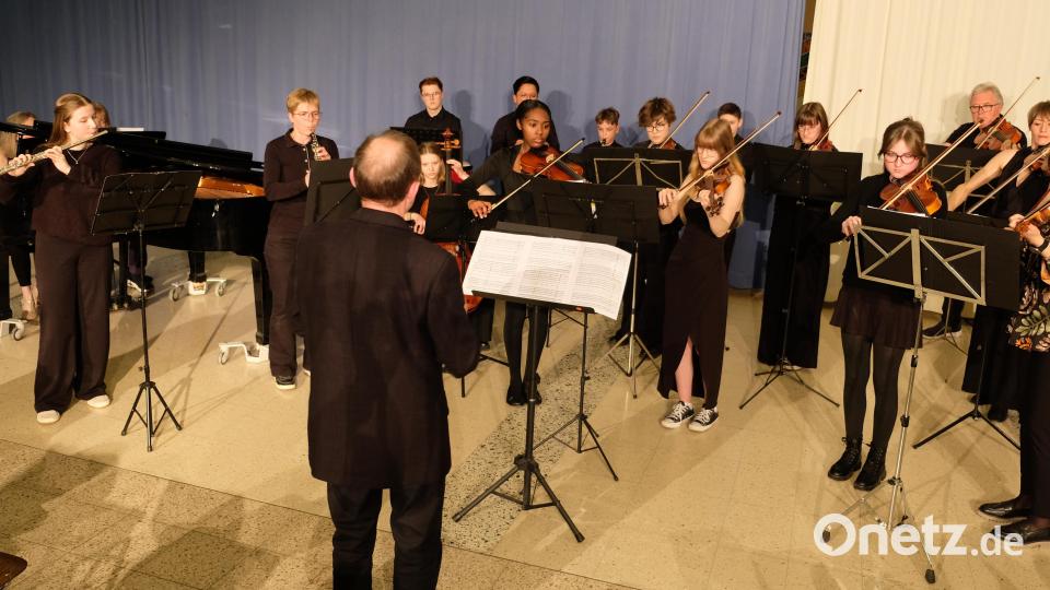 Neues und Wildes inszenierte das gemischte Orchester aus aktiven und ehemaligen Schülern, den Lehrkräften der Schule und Mitgliedern des Fördervereins. Bild: do