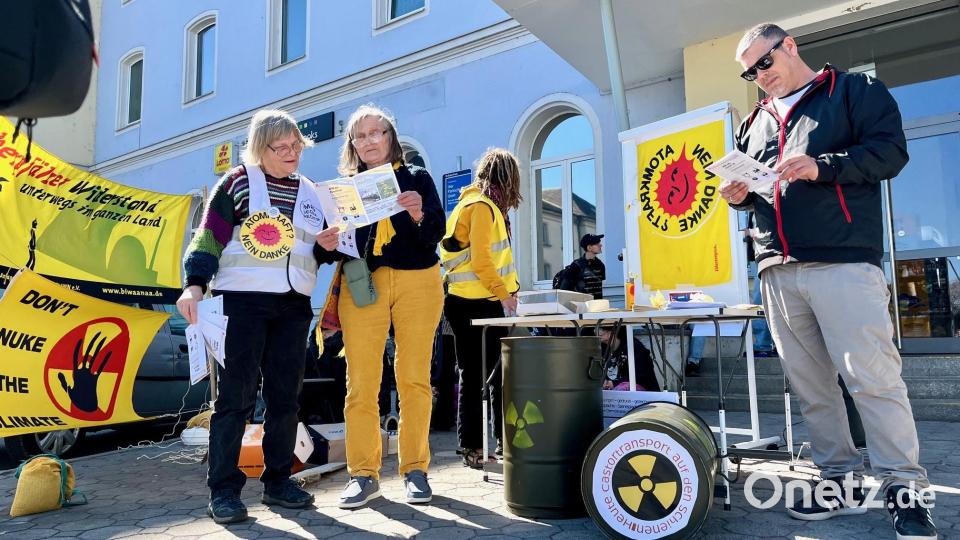 Mitglieder der Bürgerinitiative gegen atomare Anlagen Weiden-Neustadt informieren vor dem Bahnhof in Weiden über einen anstehenden Transport von Atommüll. Bild: Gabi Schönberger