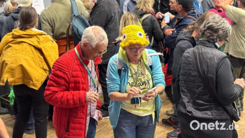 Der Blick aufs Handy oder GPS-Gerät verrät: Hier sind Geocacher unterwegs. Bild: Patrick Pomsel