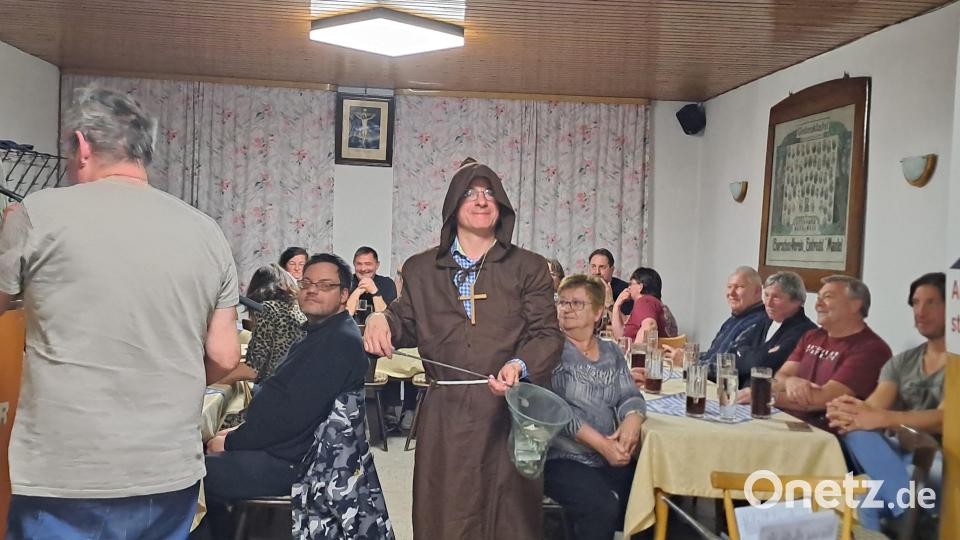 Nach der Rede von Pater Klaus wurden Spenden gesammelt. Bild: clg