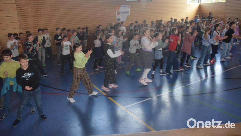 Die Kinder singen &quot;Happy&quot; und sind happy über ihre neue Rektorin. Bild: fz