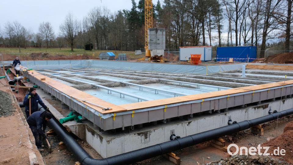 Bis zur Wiedereröffnung des beliebten Grafenwöhrer Spaßbades gibt es noch viel zu tun. Fertiggestellt ist die Edelstahlverkleidung der Beckenwände. Auch die Einströmkanäle in das Becken sind installiert. Bild: do