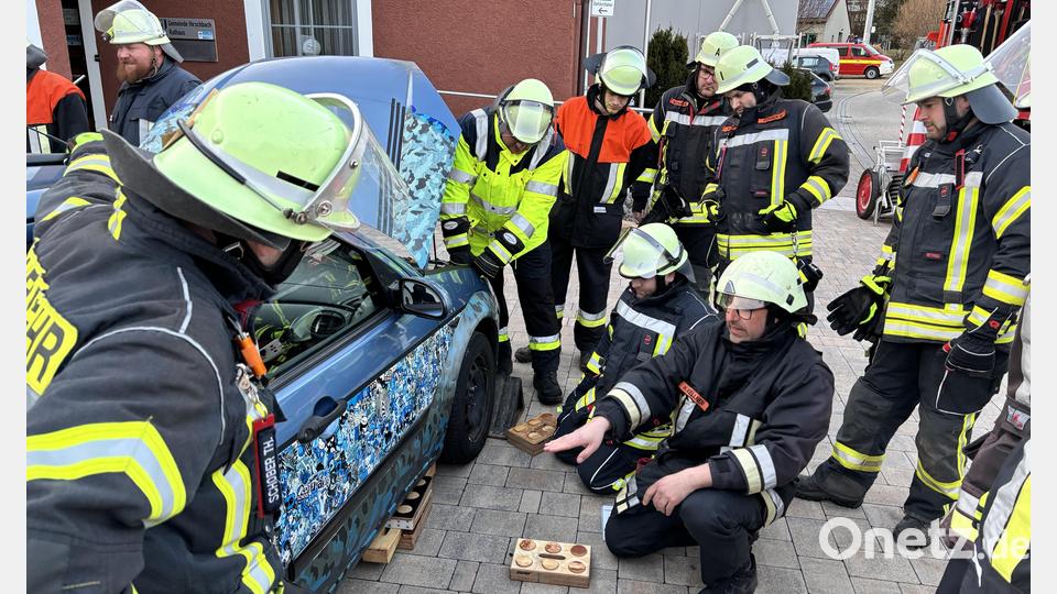 Ausbilder Horst Kellner zeigte, wie ein verunfalltes Auto stabilisiert wird. Bild: lei