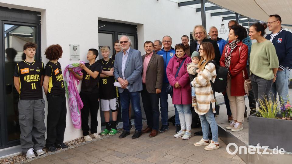 Zahlreiche Gäste und Aktive aller Generationen waren zur Enthüllung der Gedenktafel in den Kaffeeladen (ehemals Wirtshaus Heldrich, davor Gaststätte Zur Eisenbahn) gekommen. Bild: mfh