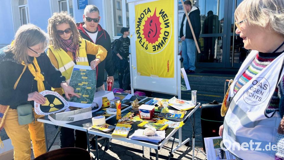 Mitglieder der Bürgerinitiative gegen atomare Anlagen Weiden-Neustadt informieren vor dem Bahnhof in Weiden über einen anstehenden Transport von Atommüll. Bild: Gabi Schönberger