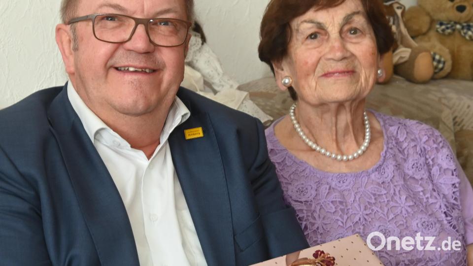 Bürgermeister Martin Preuß gratulierte der lebenslustigen Barbara Popp zum 90. Geburtstag, wüschte weiterhin eine stabile Gesundheit und überreichte einige Euro Amberger Stadtgeld. Bild: gf