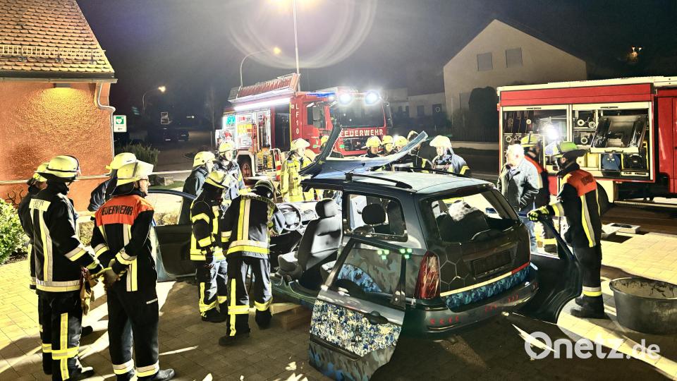 Mit einer Reciprosäge wurden am nicht deformierten Auto diverse Zugangsmöglichkeiten geschaffen. Bild: lei