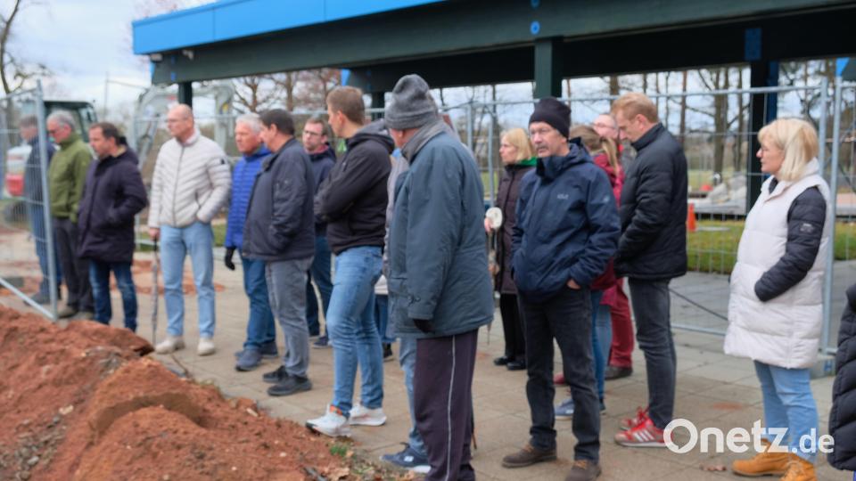 Mit dem Bauausschuss des Grafenwöhrer Stadtrates informierten sich auch viele Stammgäste des Waldbades über die Baufortschritte. Bild: do