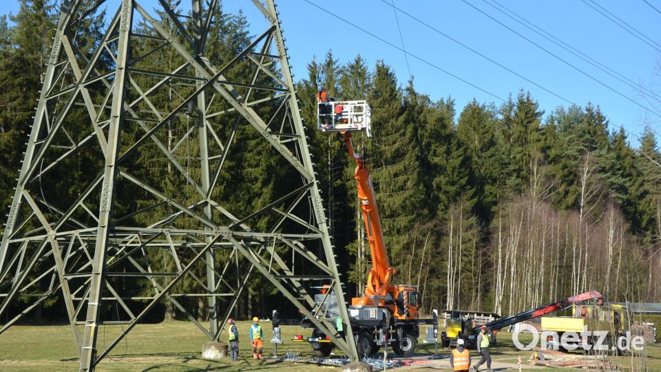 Derzeit finden Seilzugarbeiten an neu erbauten Hochspannungsmasten statt, weshalb Straßensperrungen erforderlich sind. Bild: jr