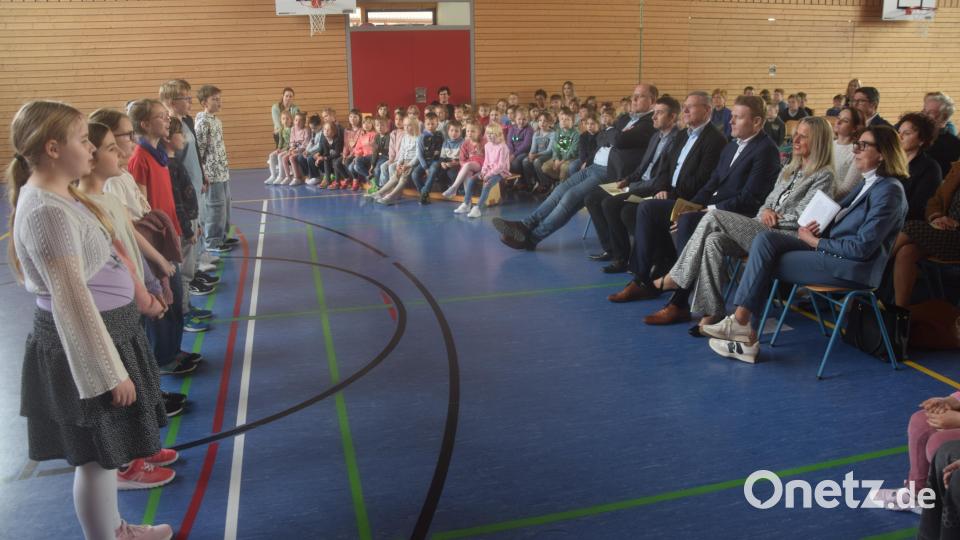 Die Kinder gestalten die Amtseinführung von Rektorin Silke Heinzmann (sitzend zweite von rechts). Links neben ihr ihr Partner Holger Weiß, mit dem sie heuer noch den Bund der Ehe schließen wird. Bild: fz