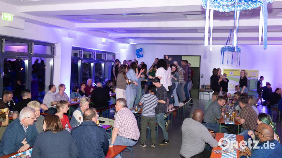 Ein Fest für jung und alt: Beste Stimmung beim Starkbierfest des TSV Erbendorf Bild: Roland Wellenhöfer