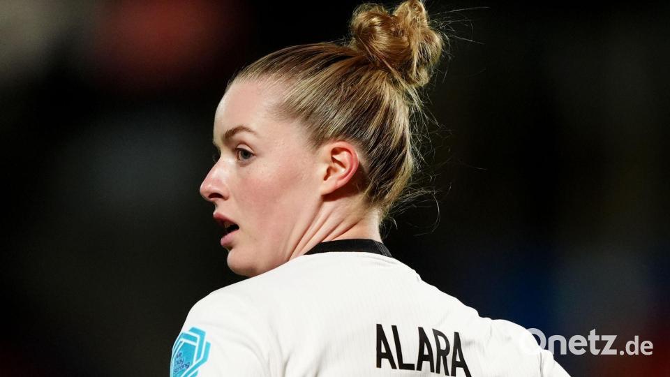 Nur noch den Vornamen auf dem Trikot: Alara Şehitler Bild: Andrew Milligan/PA Wire/dpa