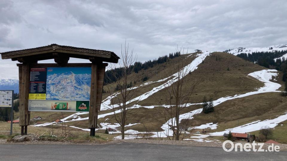Weiße Bänder in grüner Landschaft: Wo die Pisten beschneit wurden, halten sich bis zuletzt Schneereste. Bild: Sabine Dobel/dpa
