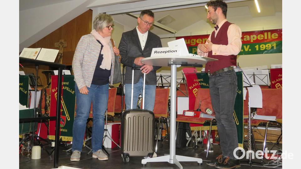 Heinz Rast, Florian Simmerl und Anita Bösl spielten den Sketch „An der Rezeption“. Bild: adj