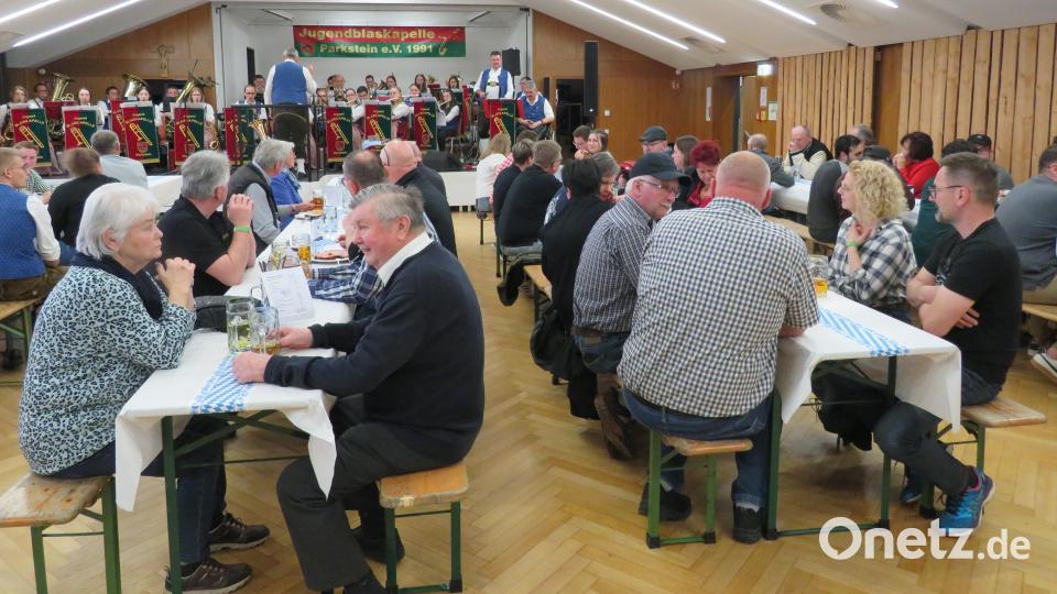 Gut besucht war das Starkbierfest der Jugendblaskapelle im Rathaussaal. Bild: adj