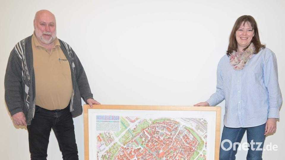 Am 28. September 2025 veranstalten der Kreisverband Amberg-Sulzbach des Nordbayerischen Musikbunds (NBMB) und die Stadtmarketing Amberg gemeinsam die 7. Amberger Luftklangmeile. Zum Vorbereitungsgespräch trafen sich der NBMB-Kreisvorsitzende Werner Stein (links) und die Stadtmarketing-Eventmanagerin Ina Bogner (rechts). Bild: Stadtmarketing Amberg