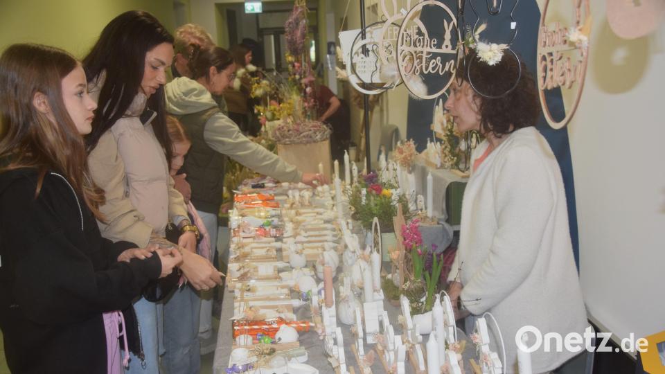 Die Besucher bestaunen, was die 30 Aussteller am Ostermarkt zu bieten haben. Bild: fz