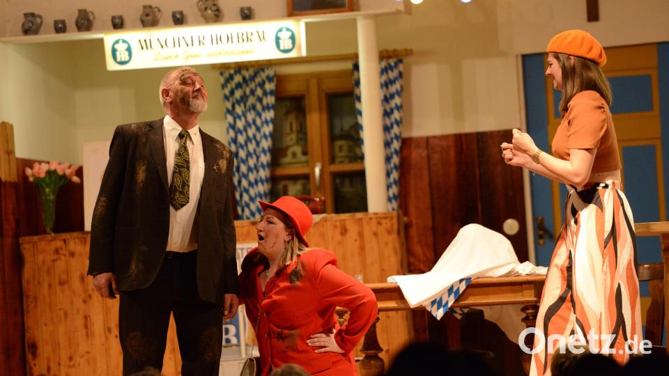 Landrat Egidius Pröll (Georg Weiß) und Ehefrau Dörte (Luisa Beigler, von links) wollen sich von Sybille Himperlein (Julia Beugler) eine Büste anfertigen lassen und stehen Modell. Bild: bey