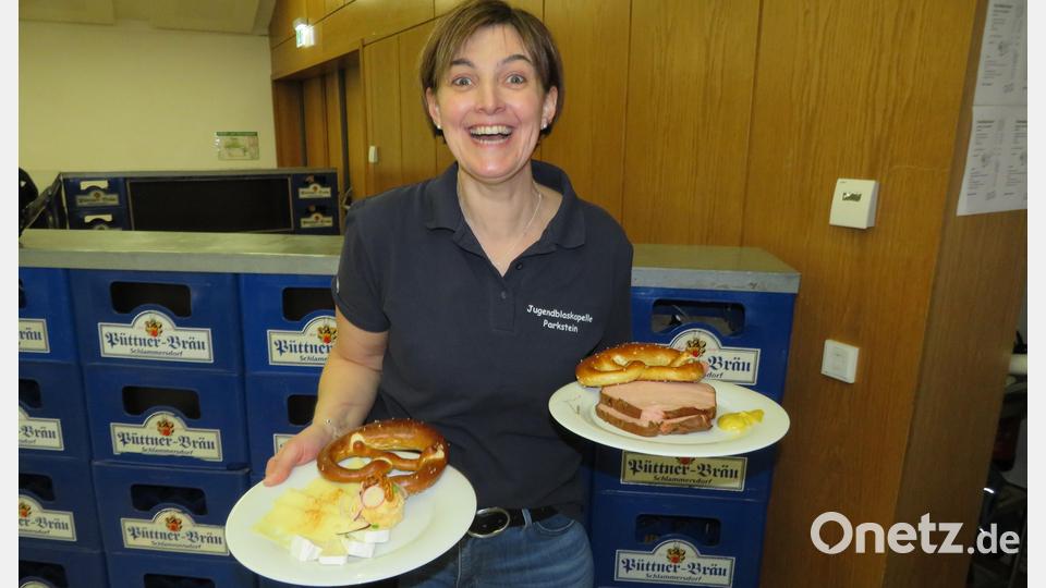 Gute Brotzeiten servierten die Damen des Vereins. Bild: adj