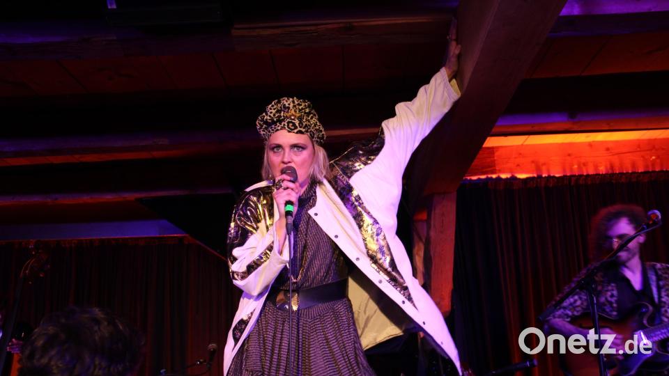 Mit ihrer Stimme, Musik und Performance zieht &quot;Die Nowak&quot; das Publikum in der Schafferhof-Tenne schon zu Beginn in ihren Bann. Bild: prh