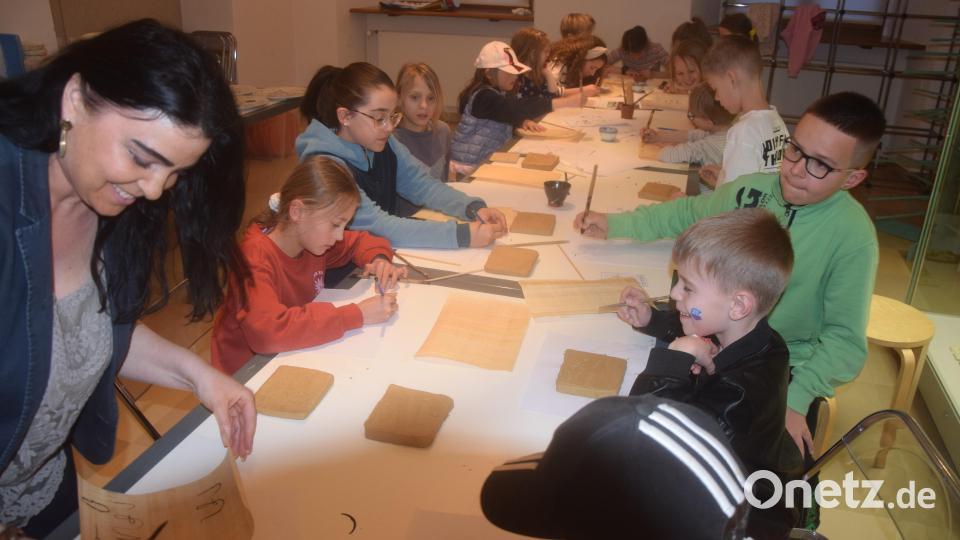 Schreiben auf Ton und Papyrus von der Keilschrift bis hin zu Hieroglyphen. Die Kinder machten begeistert mit. Bild: fz