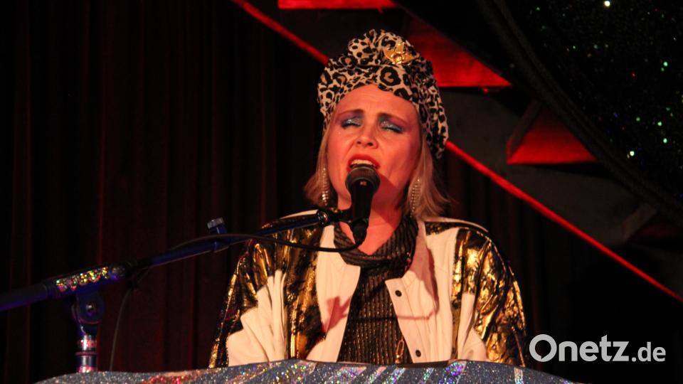 &quot;Die Nowak&quot; begeistert ihr Publikum in der Schafferhof-Tenne mit ihrer Stimme, ihrer Musik und ihrer Performance. Bild: prh