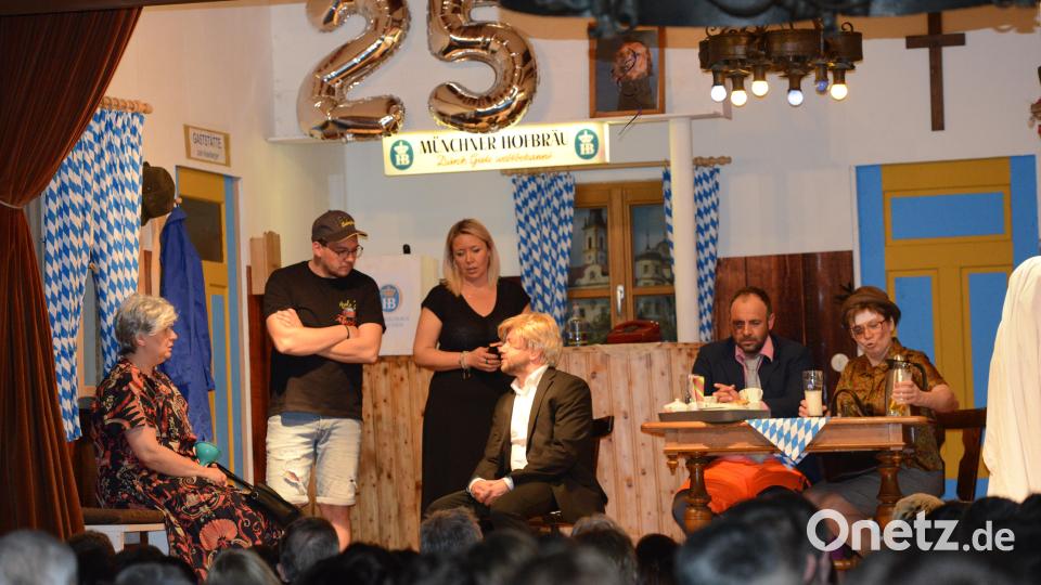 Da scheint einiges &quot;im Busch&quot; zu sein. Die Runde mit Klara Haselberger (Claudia Stahl), Bodo Schnell (Raphael Moll), Ehefrau Lenka Haselberger (Alexandra Hartwig), Bürgermeister Gottfried Haselberger (Tobias Plödt), Gemeindearbeiter Willi Murkser (Georg Pschirrer) und seine Ehefrau Magda Murkser (Alexandra Moll) erweckt diesen Eindruck. Bild: bey