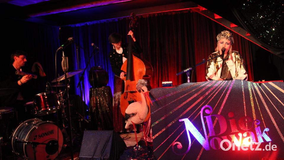 Die Nowak (rechts) reißt mit ihrer Stimme, ihrer Musik und ihrer Performance das Publikum in der Schafferhof-Tenne von Beginn an mit. Bild: prh