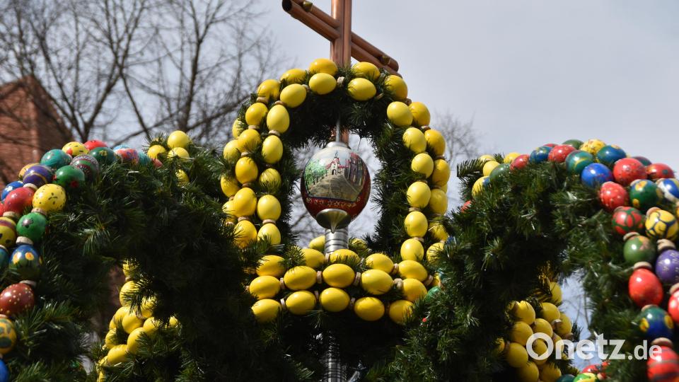 Die Krone des Osterbrunnens schmücken vier Straußeneier. Bild: hcz
