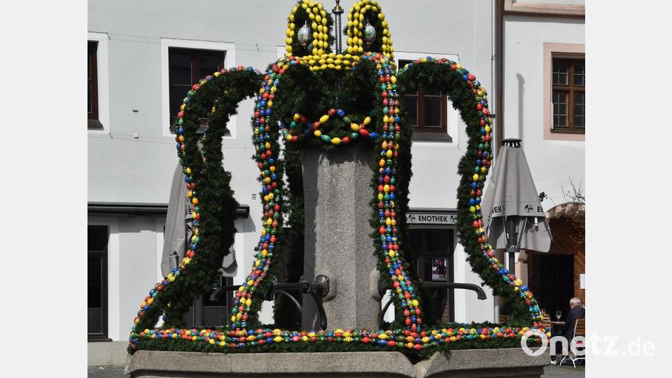 So prachtvoll präsentiert sich der Osterbrunnen in Weiden in diesem Jahr. Die über 2400 Eier sind allesamt echt. Bild: hcz