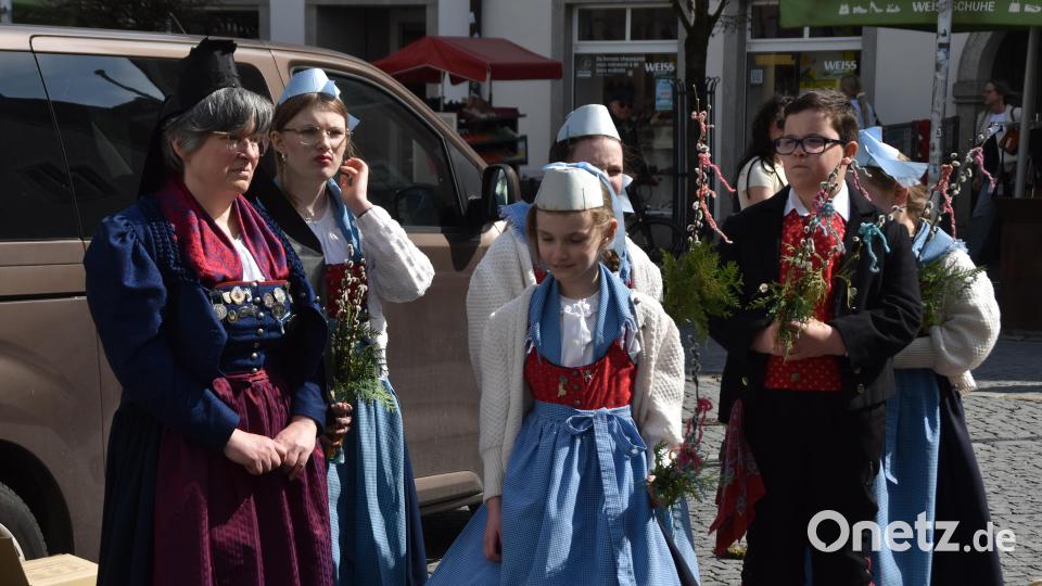 Die Kinder der Altbairischen verteilten Ostereier an die Zuschauer rund um den Osterbrunnen. Bild: hcz