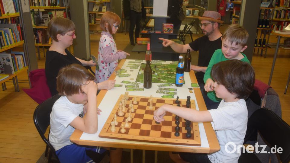 Es muss nicht immer das Tablett sein. Brettspiele begeisterten bei der &quot;Nacht der Bibliotheken&quot; in der Regionalbibliothek in Weiden. Bild: fz