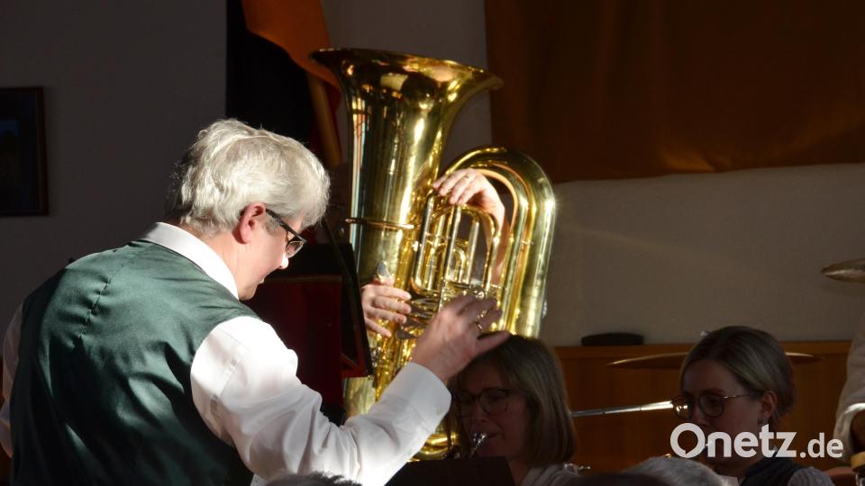 Im nachmittäglichen Sonnenschein glitzert das Gold der Tuba, hinter der sich Thomas Mort verbirgt. Kapellmeister Johannes Gruber leitet das Ensemble wie immer souverän durch das umfassende und abwechslungsreiche Programm. Bild: dob