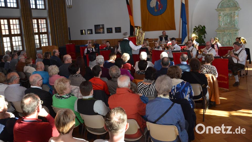 Kein Platz bleibt im Rathaussaal beim Jubiläumskonzert der Vohenstraußer Blasmusik unbesetzt. Die Zuhörer erleben einen wunderbaren bunten Melodienstrauß. Seit 25 Jahren gehören die Musikanten zum musikalischen Aushängeschild der Stadt. Bild: dob