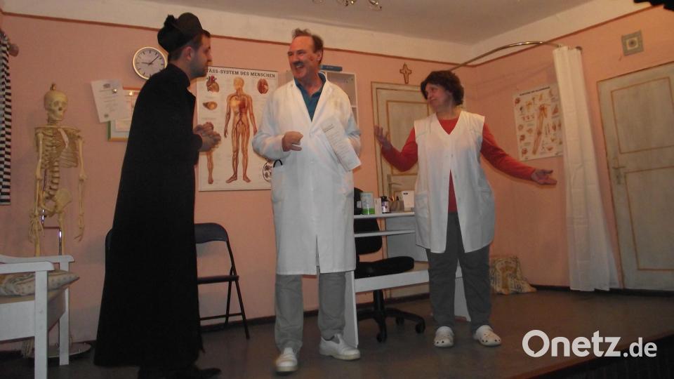 Der Ortspfarrer Schwarz zusammen mit Dr. Schnell und Schwester Marianne. Bild: ror