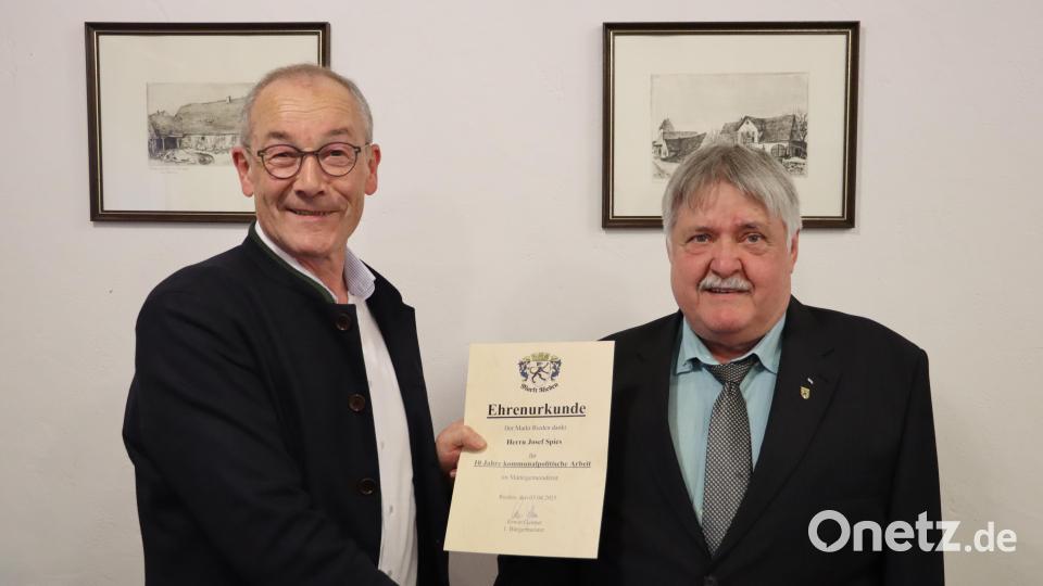 Riedens Bürgermeister Erwin Geitner (links) würdigte das ehrenamtliche Engagement von Josef Spies (SPD) als Marktgemeinderat. Bild: mrr