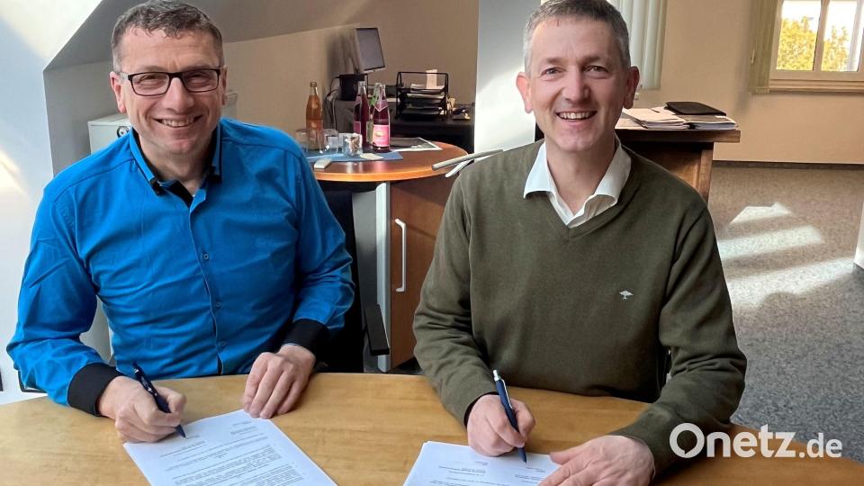Baudirektor Stefan Noll (links) vom Staatlichen Bauamt Amberg-Sulzbach und Bürgermeister Albert Geitner unterzeichnen die Vereinbarung für den neuen Radweg im Rathaus Ursensollen. Bild: Sonja Scharl