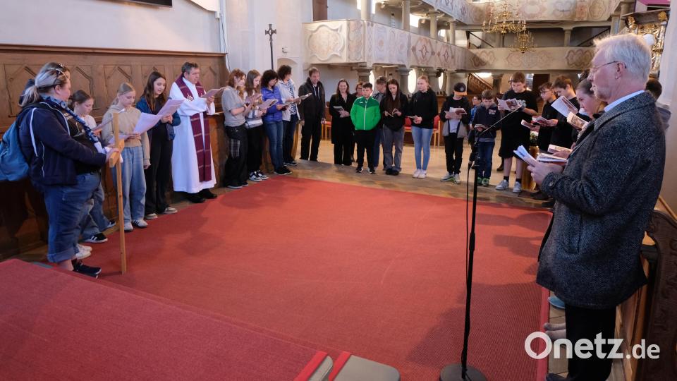 Im Altarraum der evangelischen Kirche St. Johannes Baptista versammelten sich junge Christen und Gläubige zu Beginn des ökumenischen Jugendkreuzweges. Bild: Fred Lehner