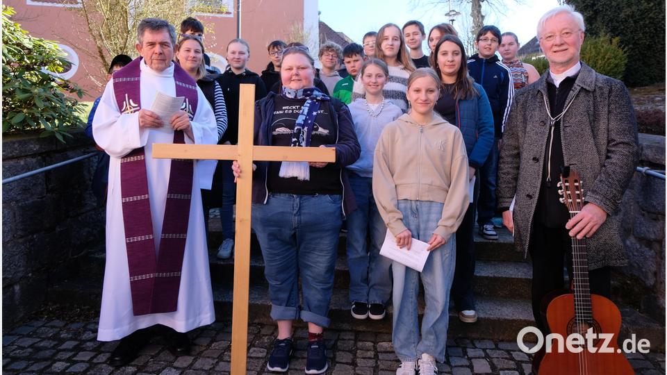 Neben den beiden Kirchen wurden weitere Stationen, am Kriegerdenkmal, an der Synagoge und am Schulzentrum, beim ökumenischen Jugendkreuzweg eingelegt. Pfarrer Max Früchtl (links) und Pfarrer Wilfried Römischer (rechts) waren mit dabei. Bild: Fred Lehner