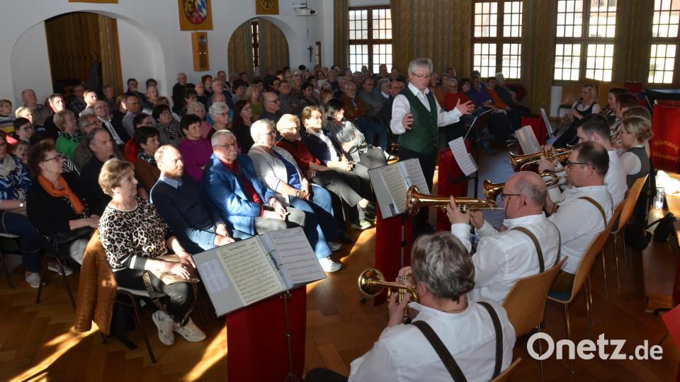 Kein Platz bleibt im Rathaussaal beim Jubiläumskonzert der Vohenstraußer Blasmusik unbesetzt. Die Zuhörer erleben einen wunderbaren bunten Melodienstrauß. Seit 25 Jahren gehören die Musikanten zum musikalischen Aushängeschild der Stadt. Bild: dob