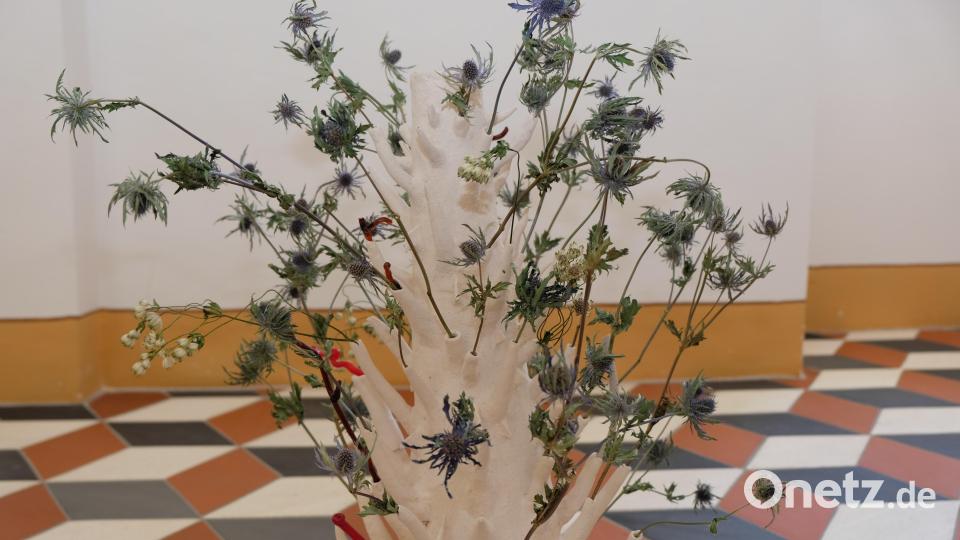 Zersetzung und Wandel, Pflanzen und Blumen und ihr Wachstum vom Verfall und der Erneuerung spielen in den Arbeiten von Sara Mayoral eine zentrale Rolle. Bild: do